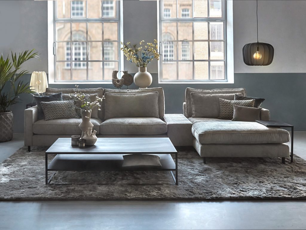 Hoekbank Gigi in een beige stof met zwart metalen salontafel