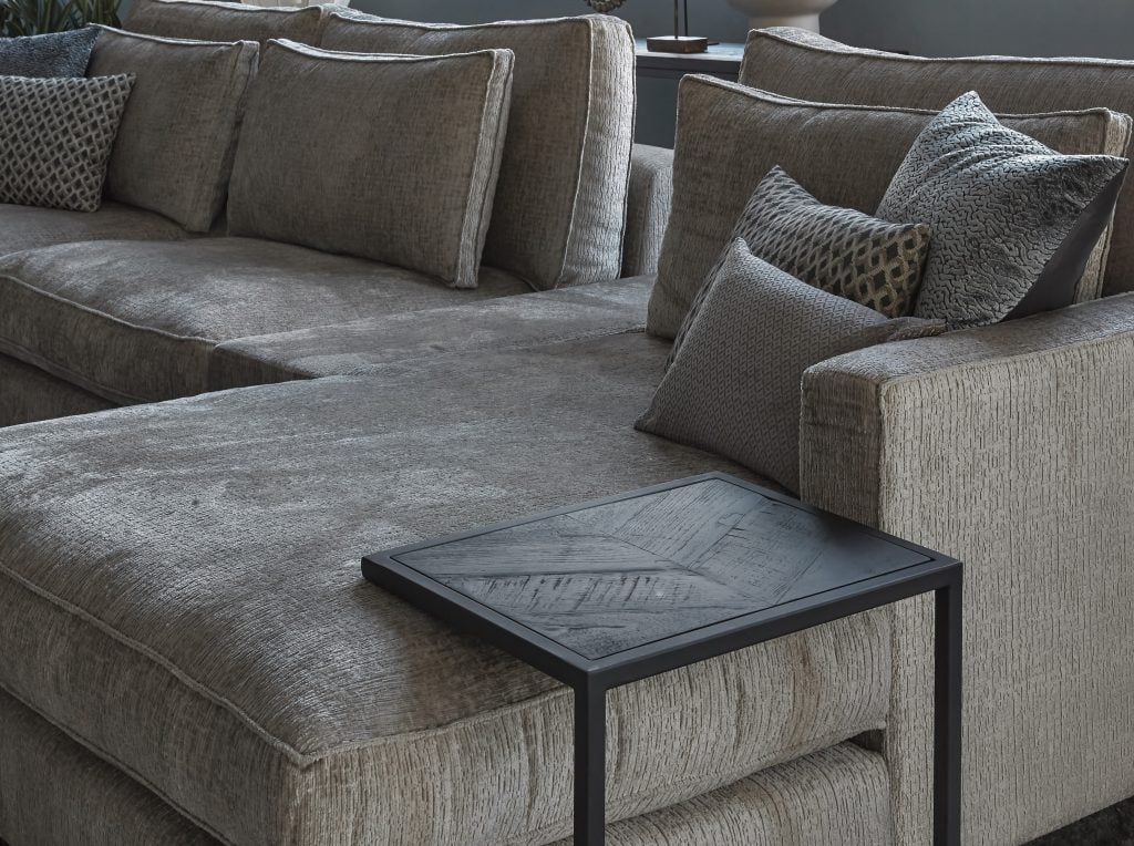 Hoekbank Gigi detailfoto van longchair in een lichte stof met bijzettafel