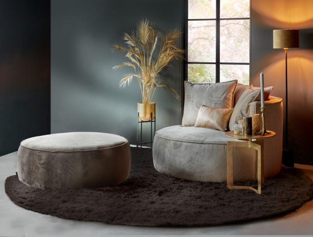 Graues rundes Sofa mit Ottomane und goldenen Accessoires