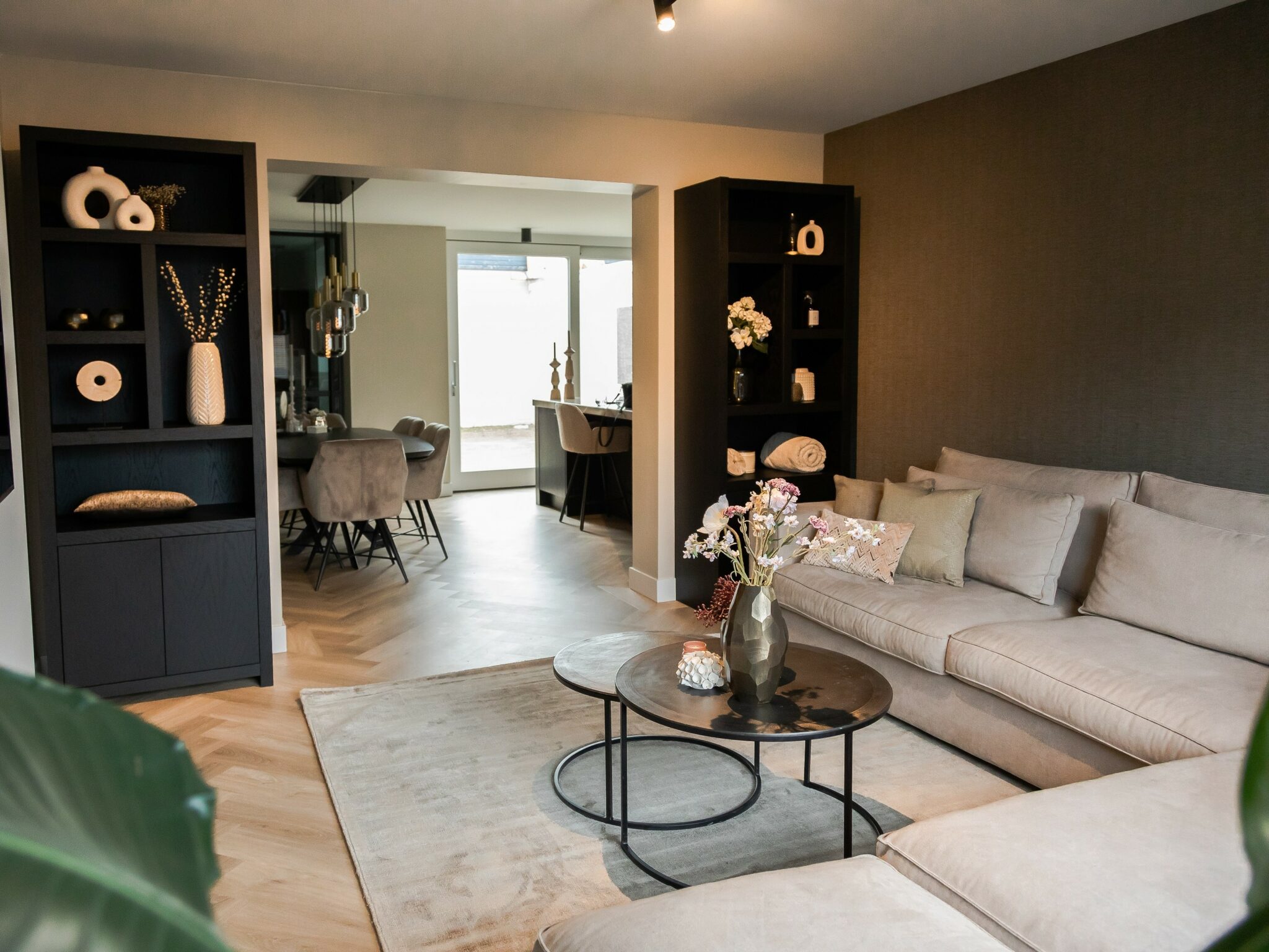 Binnenkijken in een natuurlijk en elegant interieur met beige hoekbank Annabelle van Room108.