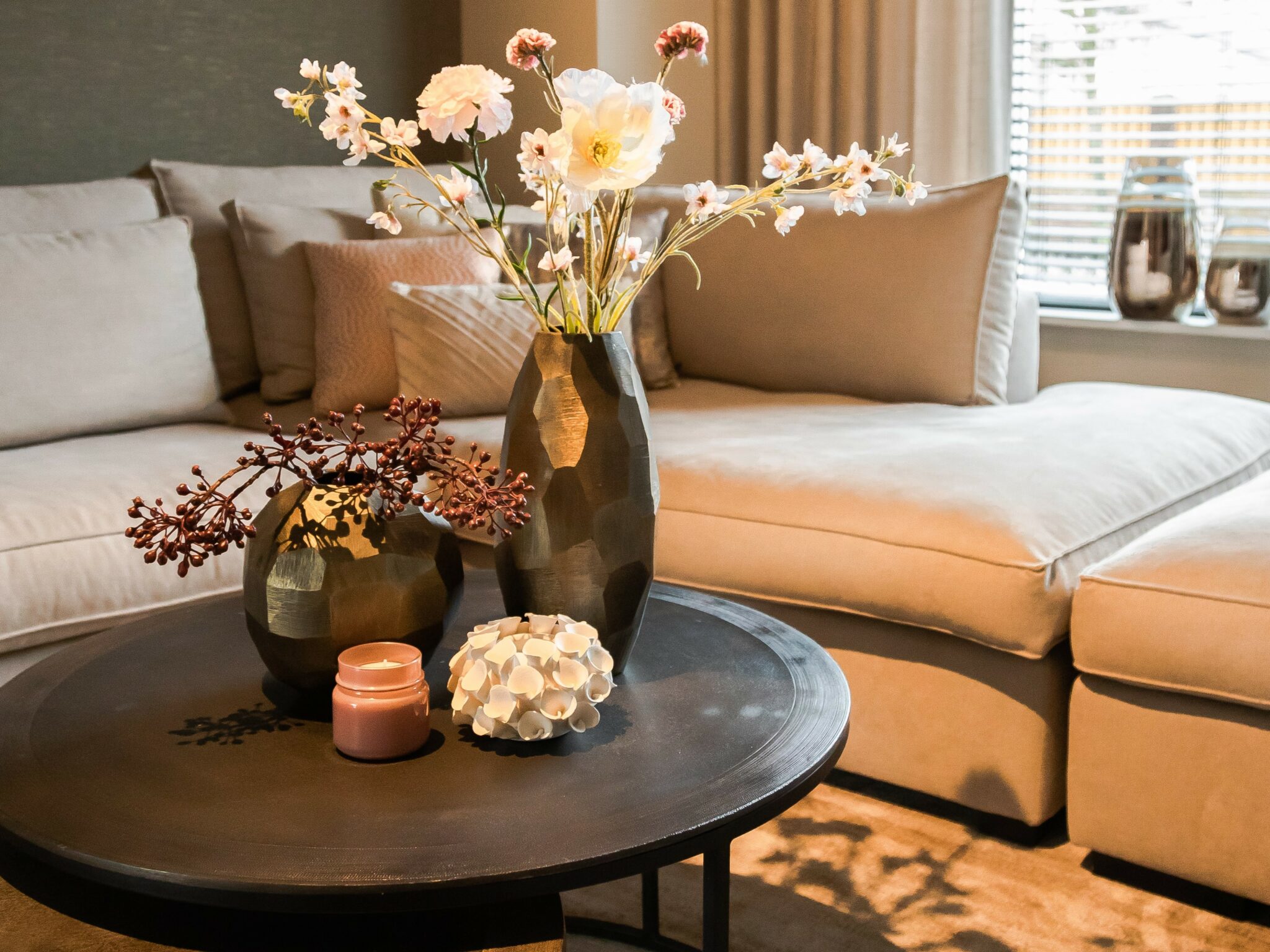 Binnenkijken in een natuurlijk en elegant interieur met beige hoekbank Annabelle van Room108.