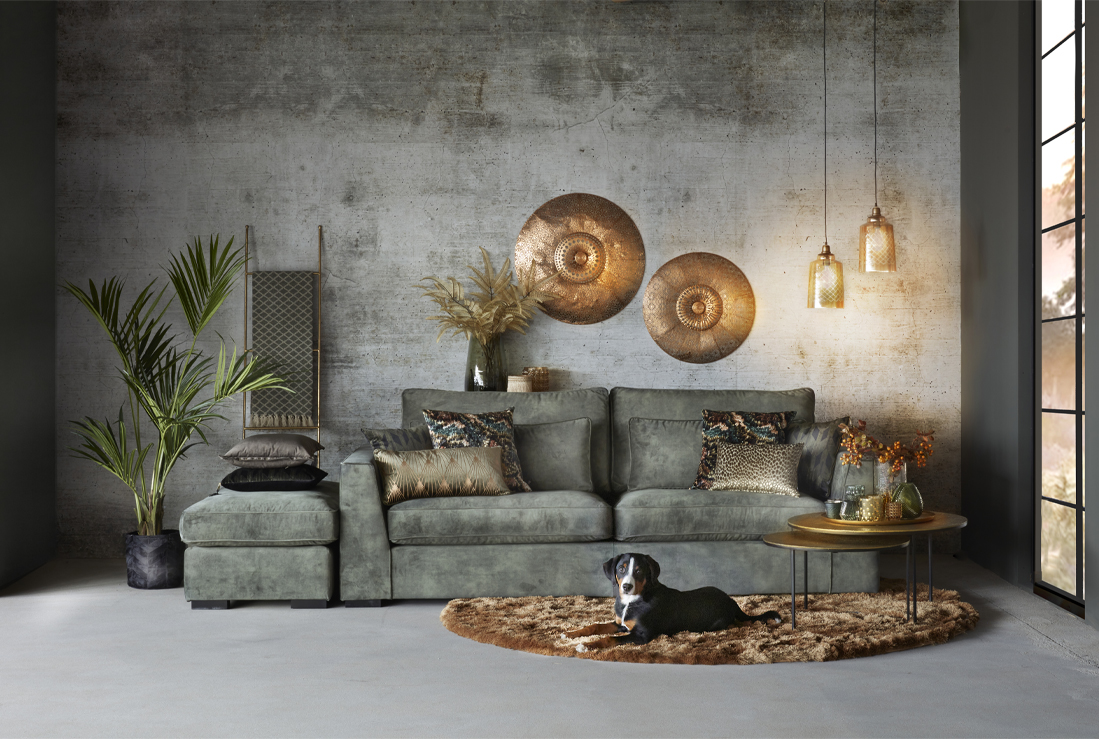 Groen en goud interieur met bank en hocker Jolie