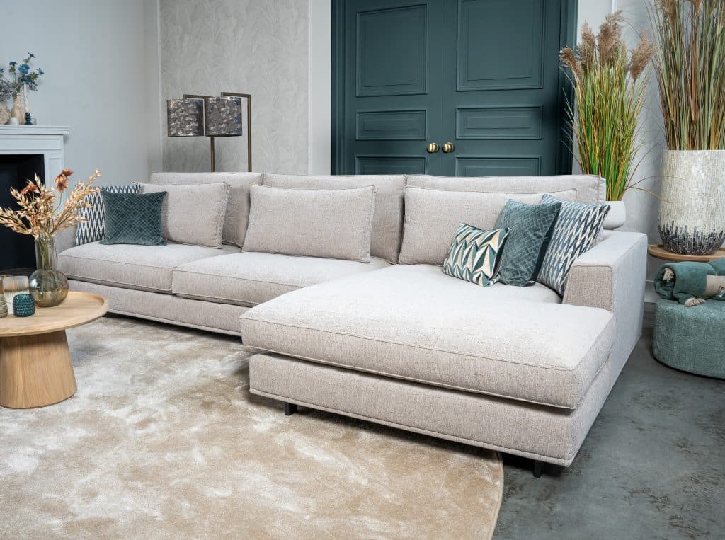 Hoekbank Claire in een lichte stof. Interieurstyling met hippe beige en petrol woonaccessoires.