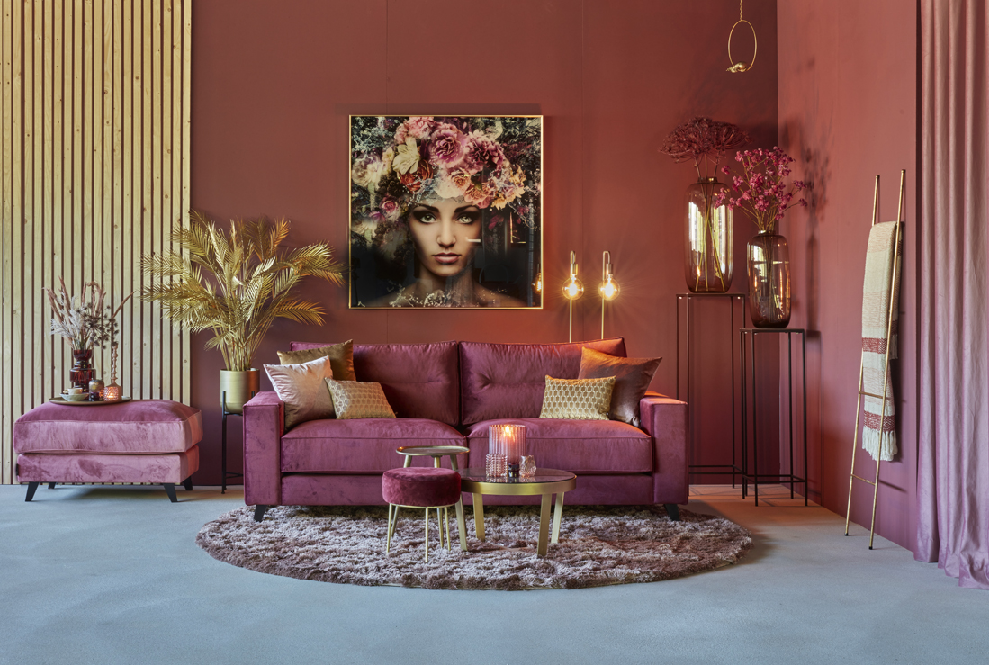 Rood en roze interieur, met bank Cloë