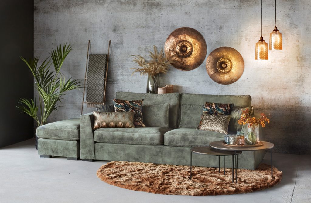 3-Sitzer-Sofa Jolie mit Fußhocker in Hunter Green mit rundem Teppich und dekorativen Kissen