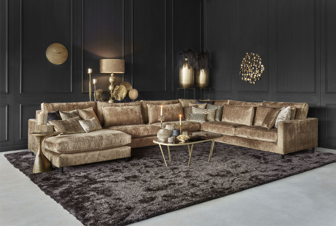 Schwarz-goldenes Interieur mit Ecksofa Gigi