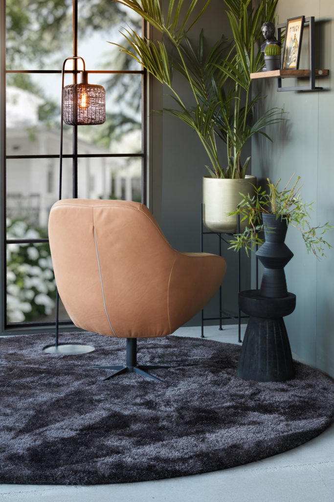 Dossier du fauteuil pivotant en cuir marron Sam Room108