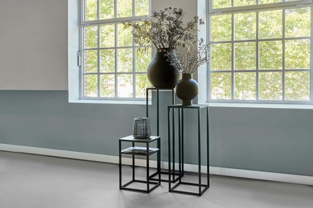 Těžká kovová noční stolní postel