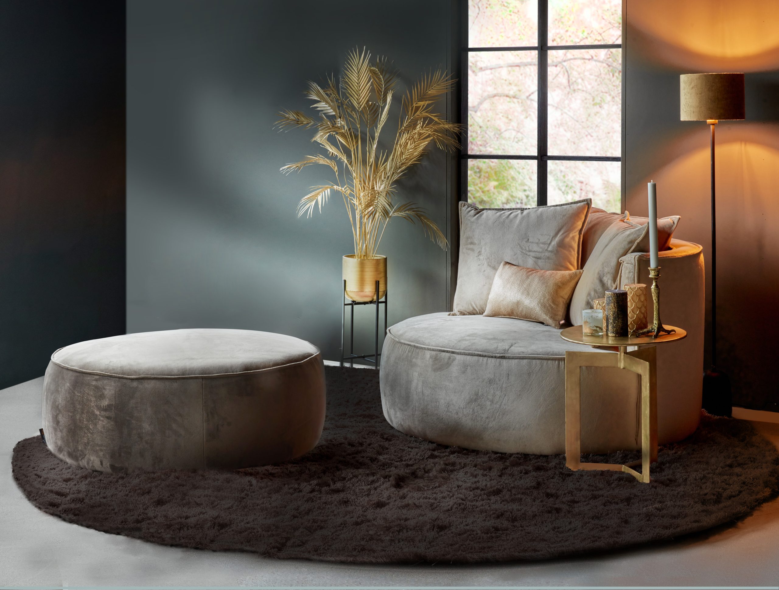 City-Chic-Interieur mit Loveseat von Room108