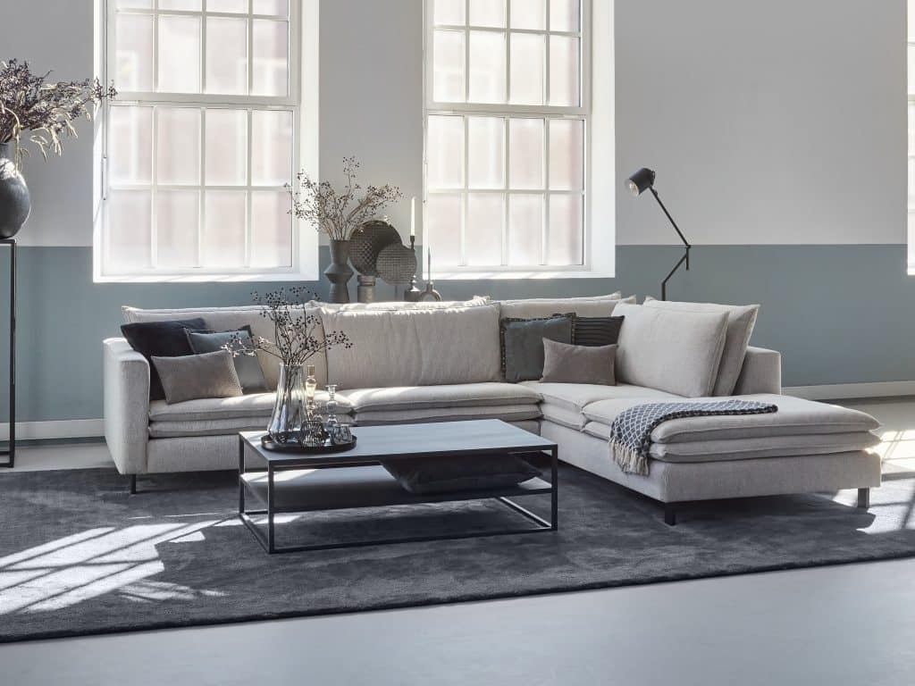 Divano angolare Nadine con doppio schienale e cuscini di seduta in tessuto beige chiaro/grigio