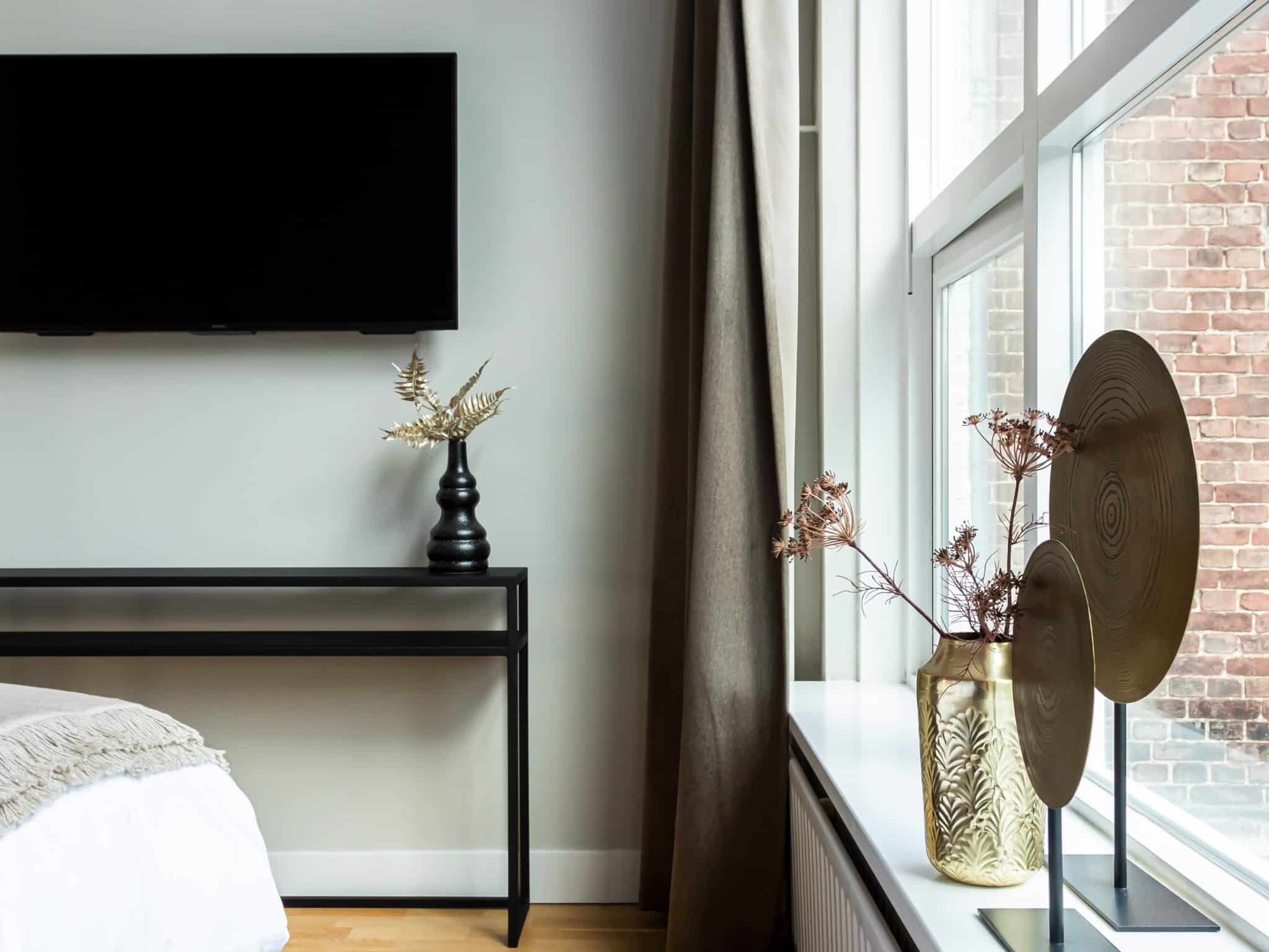 Zwart metalen sidetable in luxe hotel suite