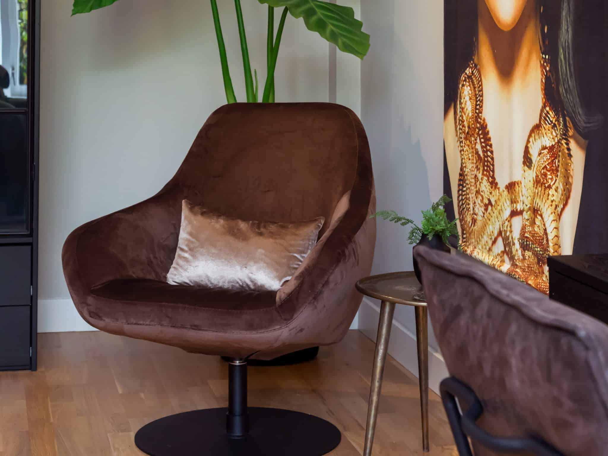 Fauteuil Sam in bruine velvet stof in luxe suite