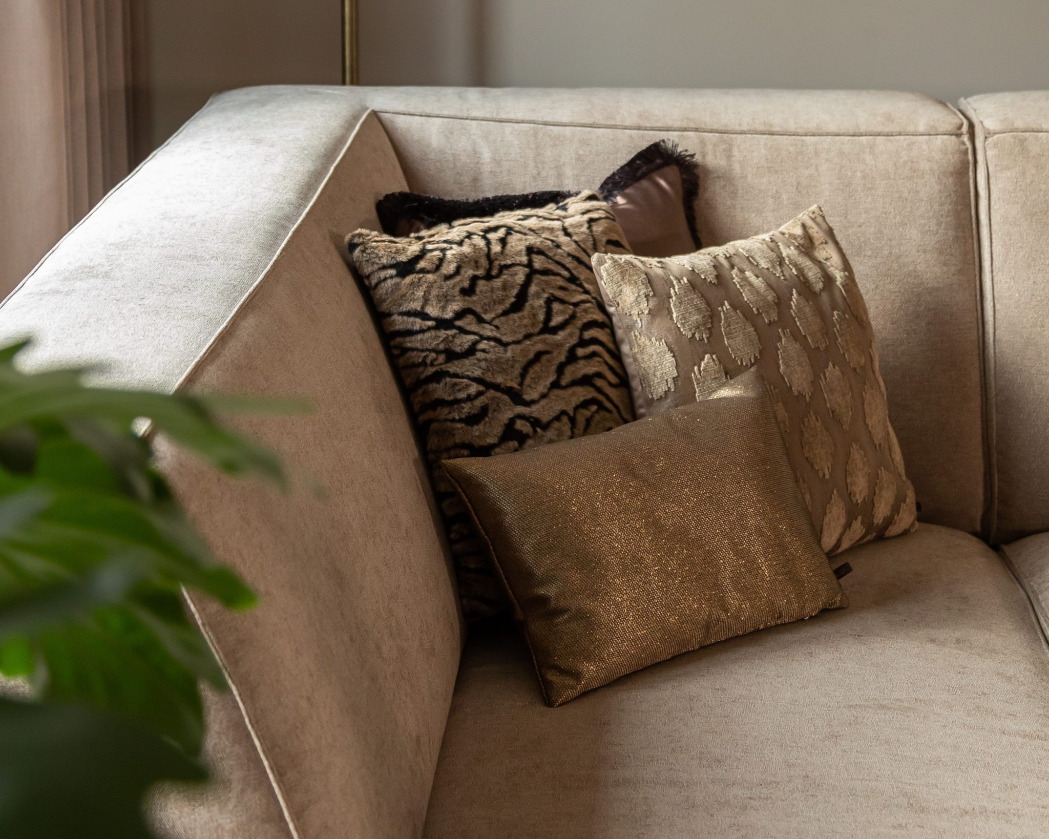 binnenkijken in een sfeervolle woning, beige bank Sophie Room108 met rond vloerkleed.