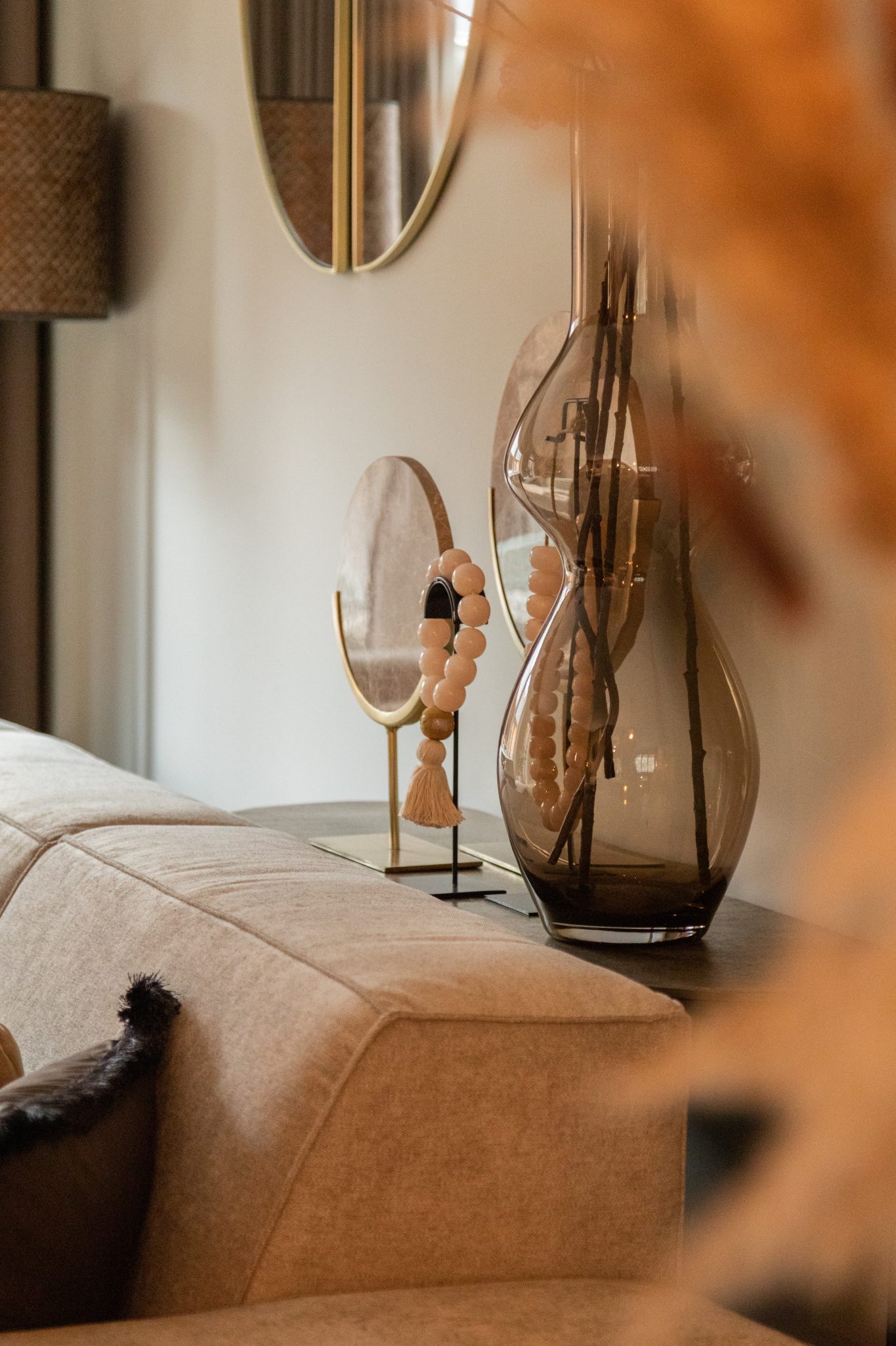 binnenkijken in een sfeervolle woning, beige bank Sophie Room108 met rond vloerkleed.