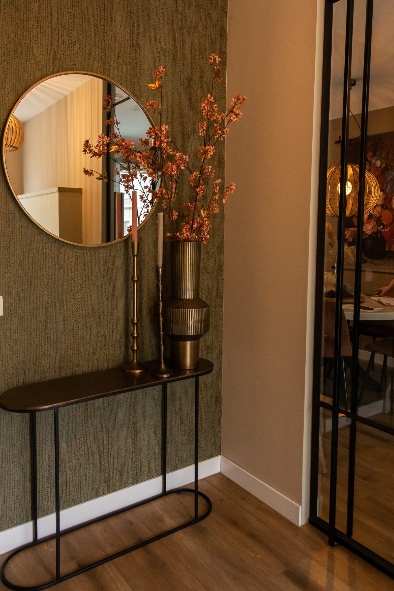 binnenkijken in een sfeervolle woning, beige bank Sophie Room108 met rond vloerkleed.