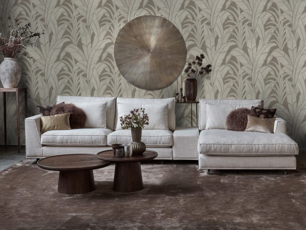 Hoekbank Claire in een lichte stof. Interieurstyling met bruine en natuurlijke accessoires.