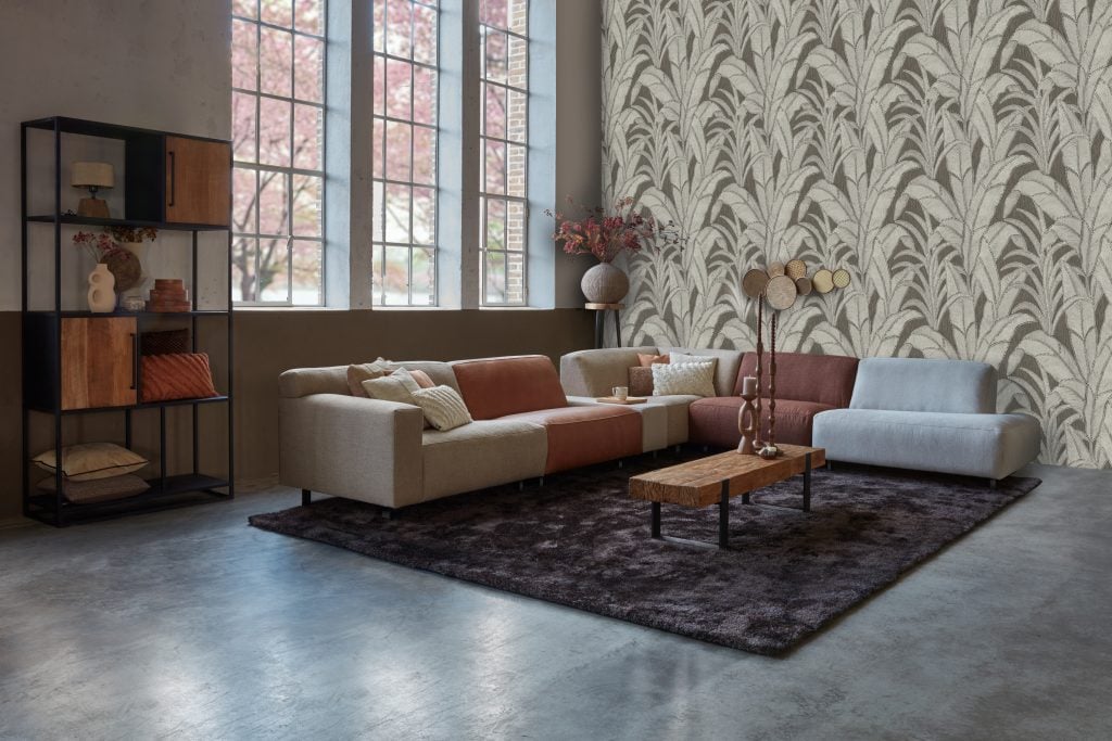 Ecksofa / Elementsofa in verschiedenen Stoffen und Farben pro Element. Natürliche Atmosphäre mit Holzmöbeln und einem großen Teppich.