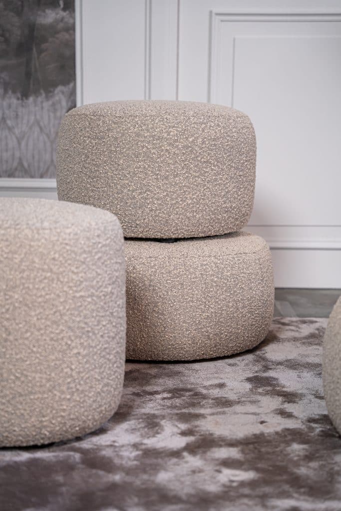 De hocker Curve past door de organische vorm helemaal in de trends van nu én dit maakt deze hocker de eyecatcher van jouw interieur. Match de hocker Curve bij jouw zithoek óf creëer bijvoorbeeld een extra hoekje ergens anders in huis, een multifunctioneel item dus! De Curve heeft een rustige afwerking en sfeer, voor een wat speelser model ga je voor de hocker Bubble Curve met extra stiknaad over de zijkant.