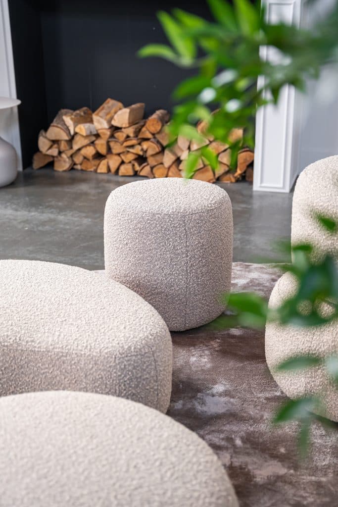 De hocker Curve past door de organische vorm helemaal in de trends van nu én dit maakt deze hocker de eyecatcher van jouw interieur. Match de hocker Curve bij jouw zithoek óf creëer bijvoorbeeld een extra hoekje ergens anders in huis, een multifunctioneel item dus! De Curve heeft een rustige afwerking en sfeer, voor een wat speelser model ga je voor de hocker Bubble Curve met extra stiknaad over de zijkant.