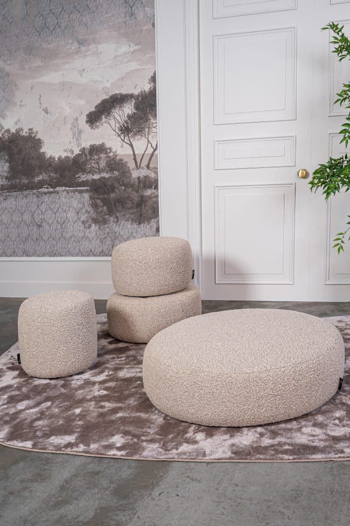 De hocker Curve past door de organische vorm helemaal in de trends van nu én dit maakt deze hocker de eyecatcher van jouw interieur. Match de hocker Curve bij jouw zithoek óf creëer bijvoorbeeld een extra hoekje ergens anders in huis, een multifunctioneel item dus! De Curve heeft een rustige afwerking en sfeer, voor een wat speelser model ga je voor de hocker Bubble Curve met extra stiknaad over de zijkant.