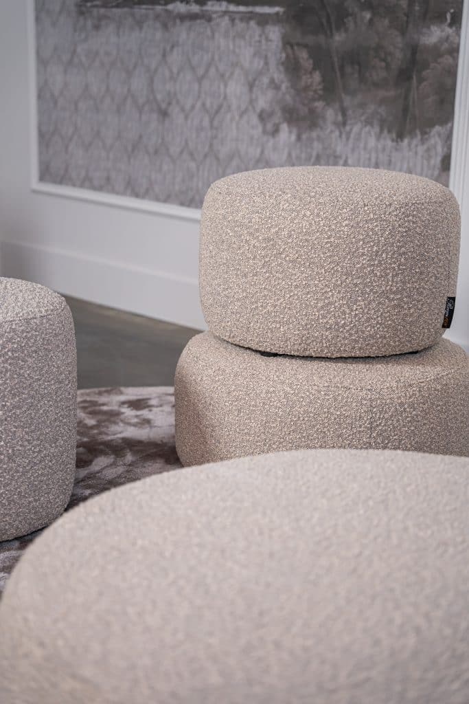 La forme organique du repose-pieds Curve s'inscrit dans les tendances actuelles et fait de ce repose-pieds le point de mire de votre intérieur. Associez le pouf Curve à votre coin salon ou créez par exemple un coin supplémentaire ailleurs dans la maison, un objet multifonctionnel ! Le Curve a une finition et une atmosphère calmes, pour un modèle plus ludique optez pour le pouf Bubble Curve avec des coutures supplémentaires sur le côté.