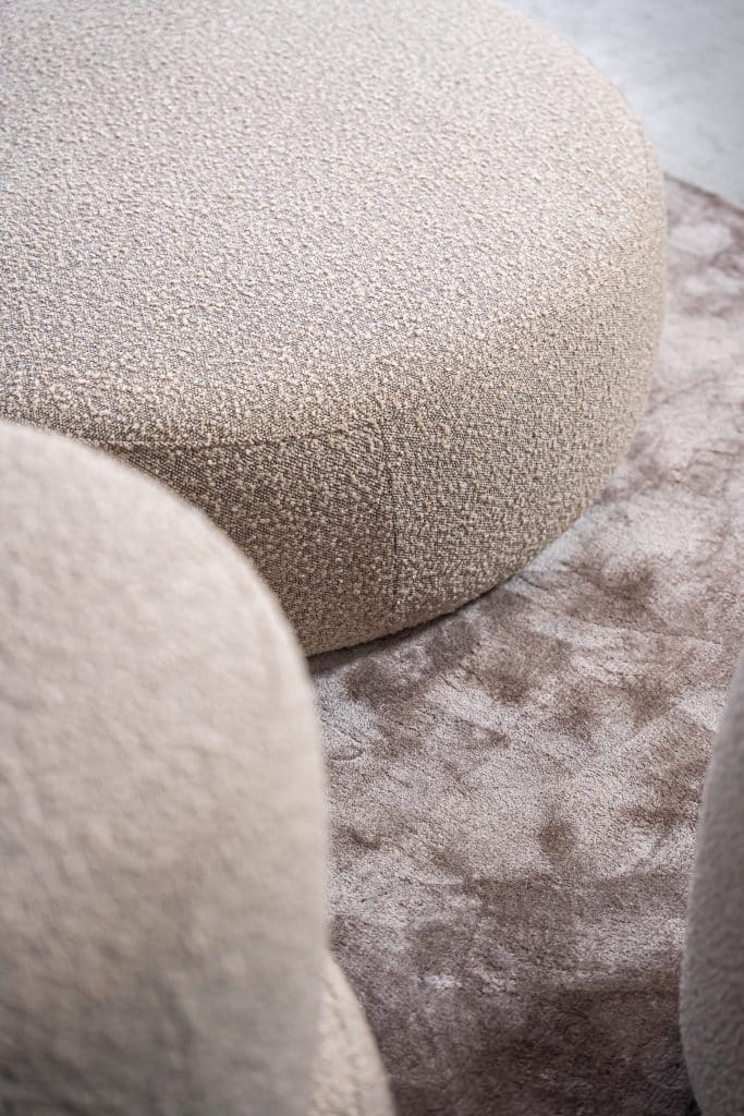 La forme organique du repose-pieds Curve s'inscrit dans les tendances actuelles et fait de ce repose-pieds le point de mire de votre intérieur. Associez le pouf Curve à votre coin salon ou créez par exemple un coin supplémentaire ailleurs dans la maison, un objet multifonctionnel ! Le Curve a une finition et une atmosphère calmes, pour un modèle plus ludique optez pour le pouf Bubble Curve avec des coutures supplémentaires sur le côté.