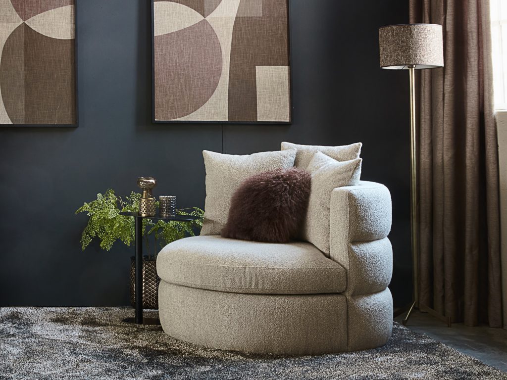 Poltrona Elle rotonda con pouf organico coordinato. Tessuto beige dallo stile naturale.