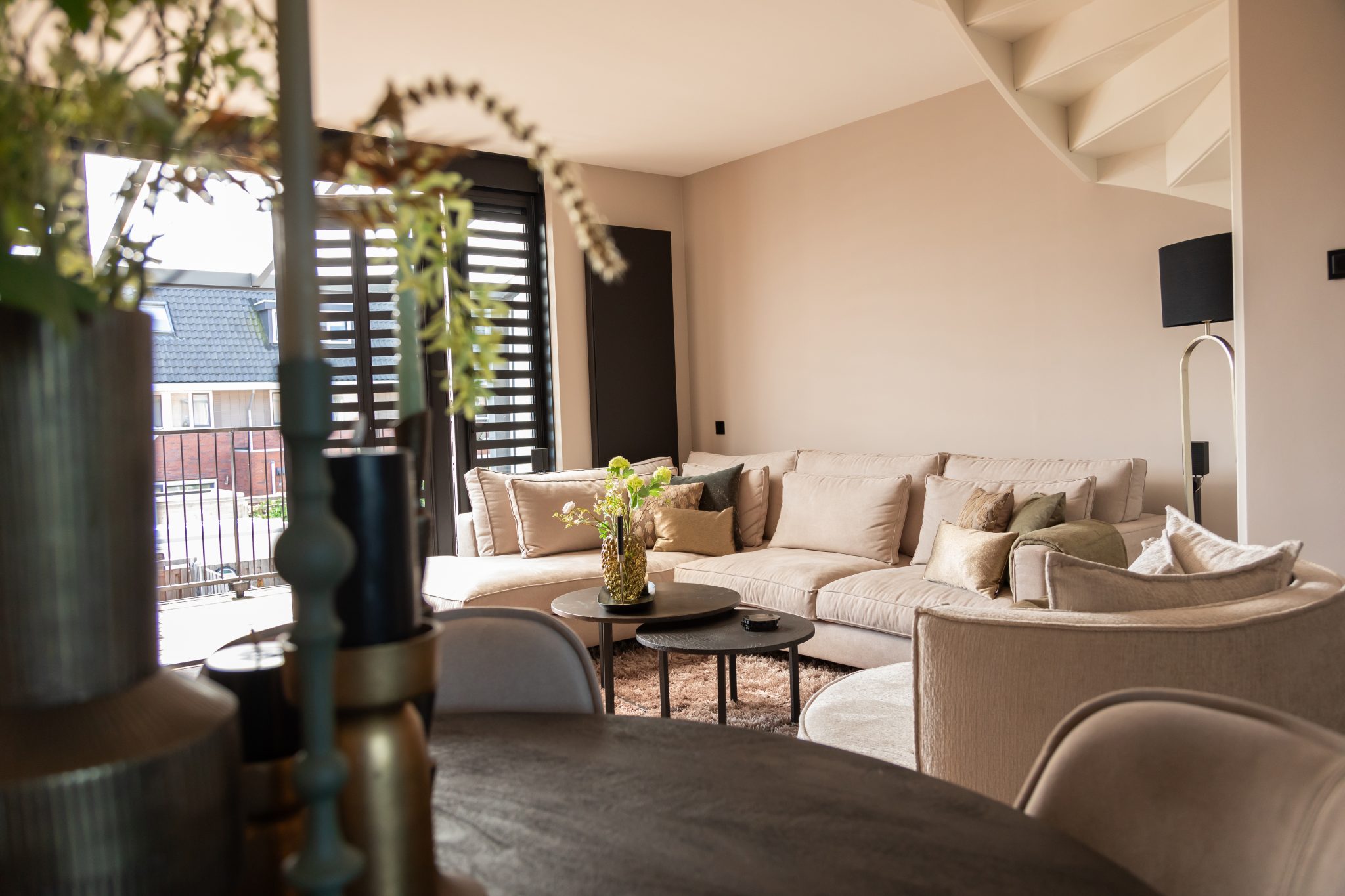 Volledige woonkamer met eettafel, fauteuil en hoekbank.