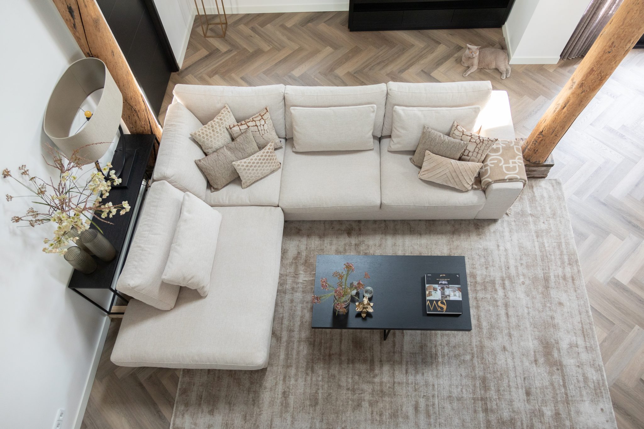 Bovenaanzicht van beige hoekbank