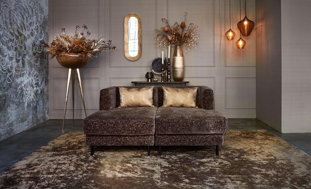 donkerbruine fauteuil in een hotel chique interieur