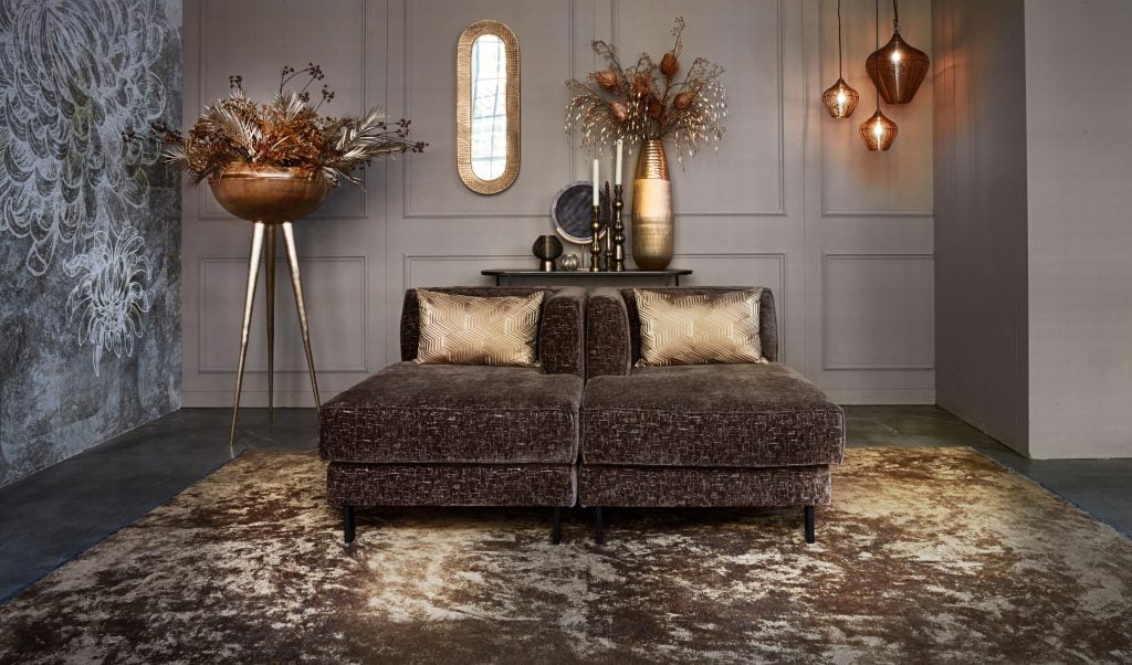 donkerbruine fauteuil in een hotel chique interieur