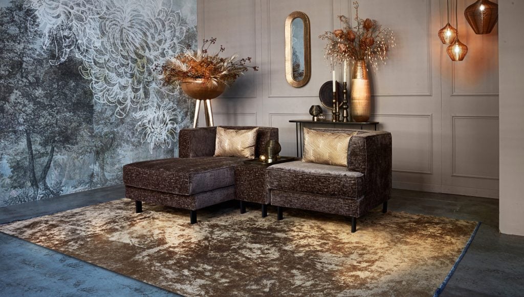 donkerbruine fauteuil in een hotel chique interieur