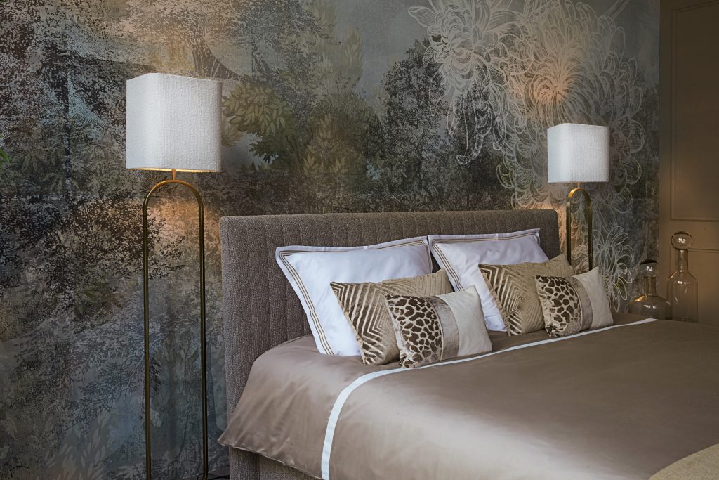 Grijs bed met afstyling