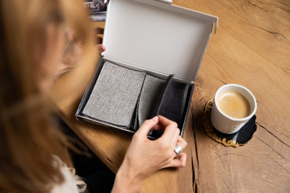 Kit d'échantillons avec des échantillons gris et une tasse de café