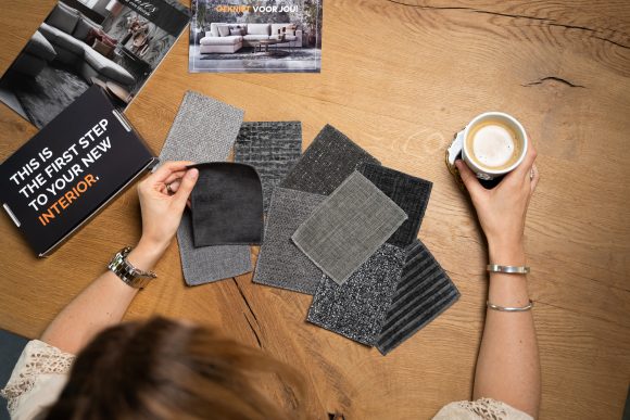 Échantillons de tissus sombres et gris sur une table