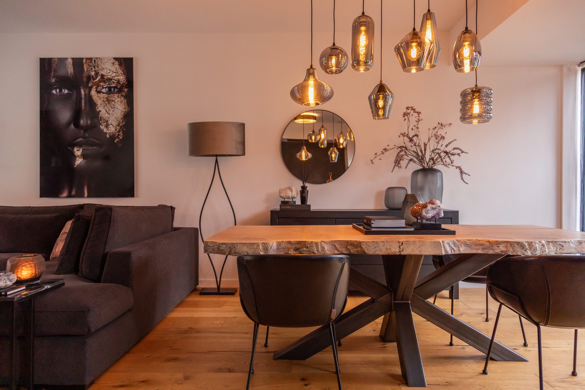 industrieel houten tafelblad met een metalen poot in een hotelchique interieur.