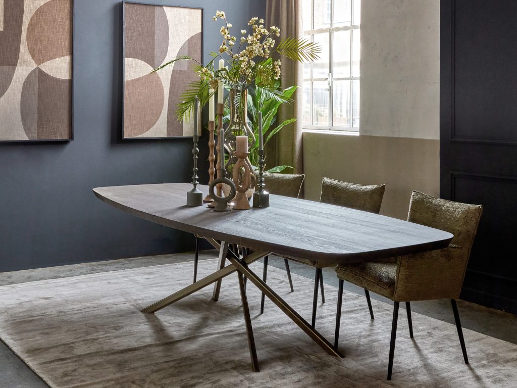 Plateau de table ovale avec un pied design au milieu.