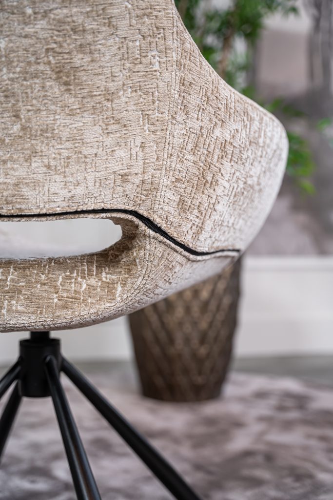 كرسي غرفة طعام بيج بقاعدة سوداء ومقعد دلو