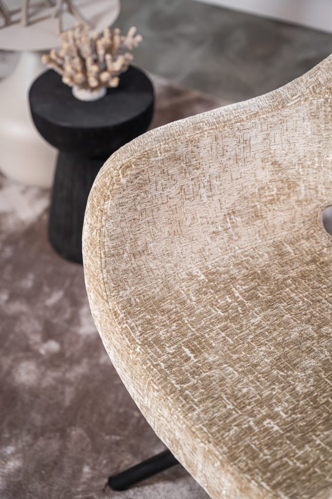 كرسي غرفة طعام بيج بقاعدة سوداء ومقعد دلو