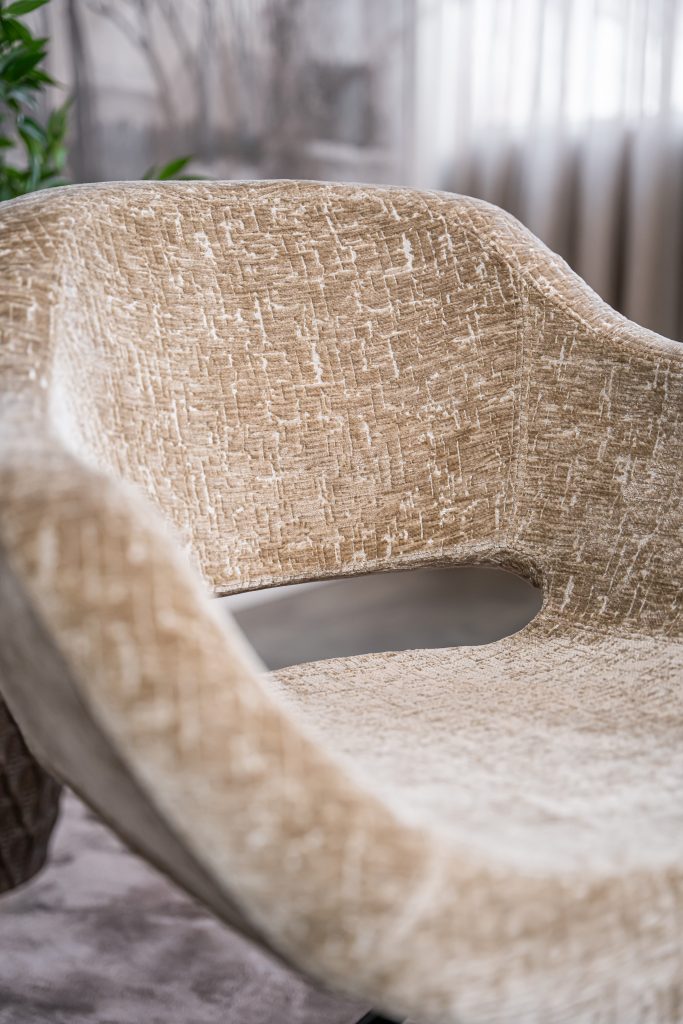 كرسي غرفة طعام بيج بقاعدة سوداء ومقعد دلو