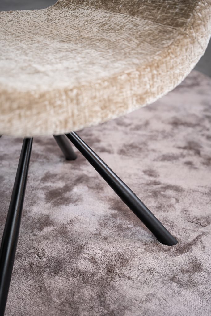 كرسي غرفة طعام بيج بقاعدة سوداء ومقعد دلو