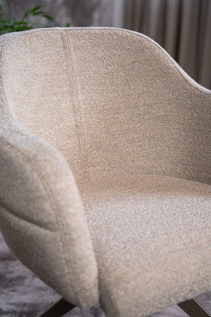 Beige eetkamerstoel met armleuning Bowie detail van Room108