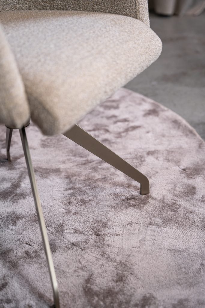 Beige eetkamerstoel met armleuning Bowie detail van Room108