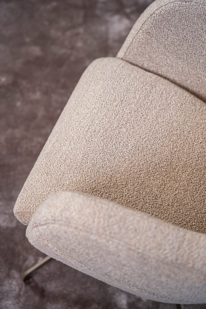 Beige eetkamerstoel met armleuning Bowie detail van Room108