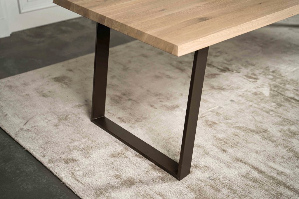 De rechthoekige eettafel Granville met een schuine U-poot van Room108