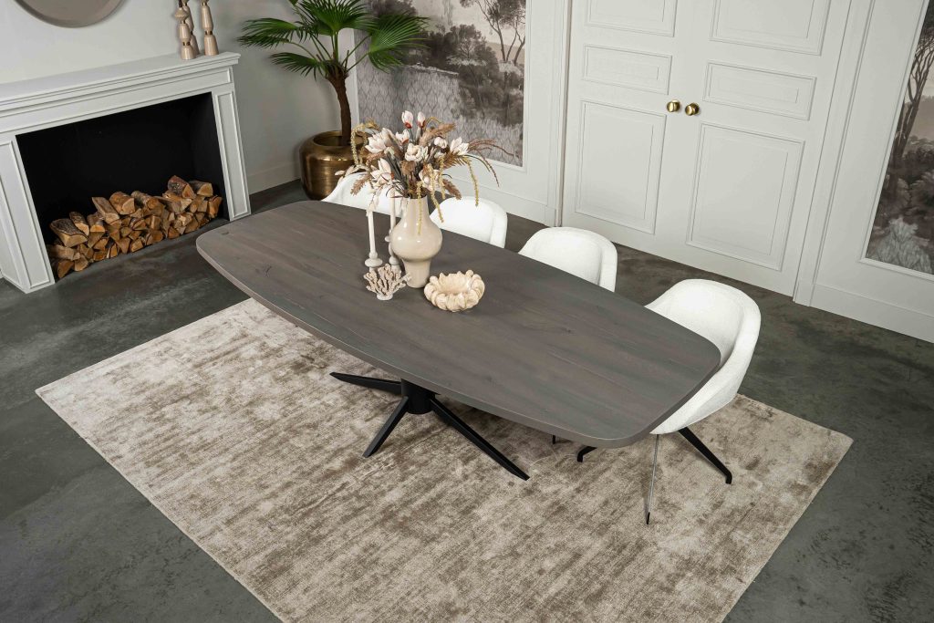 Tavolo da pranzo ovale danese Montpellier con gamba Hercules di Room108.
