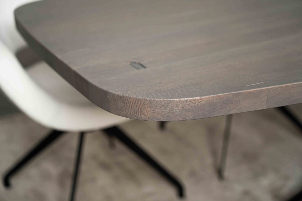 Tavolo da pranzo ovale danese Montpellier di Room108.