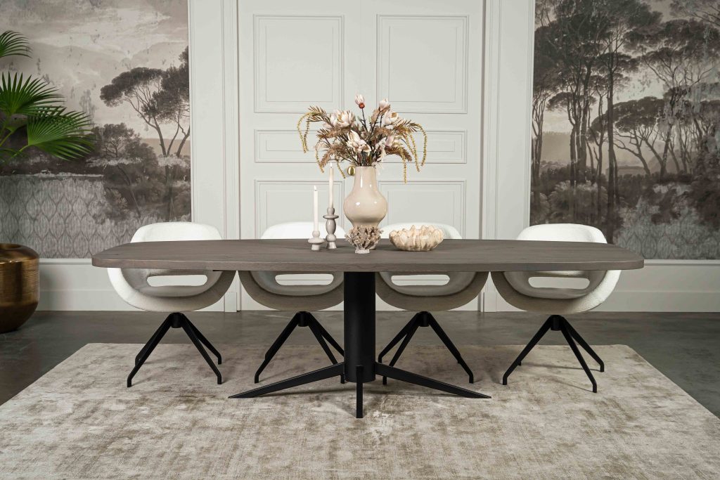 Tavolo da pranzo ovale danese Montpellier con gamba Hercules di Room108.