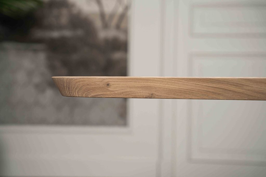 La table à manger ovale danoise Montpellier en Smoke par Room108.