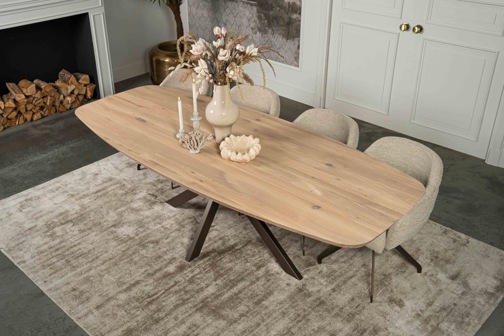 La table à manger ovale danoise Montpellier avec pied araignée asymétrique de Room108.